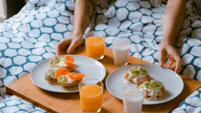 3 sfaturi pentru micul dejun la pat de Ziua Indragostitilor