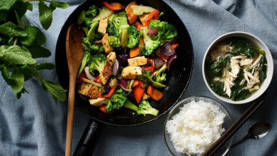 Salata cu tofu – reteta delicioasa si simpla care iti poate da energie pentru intreaga zi