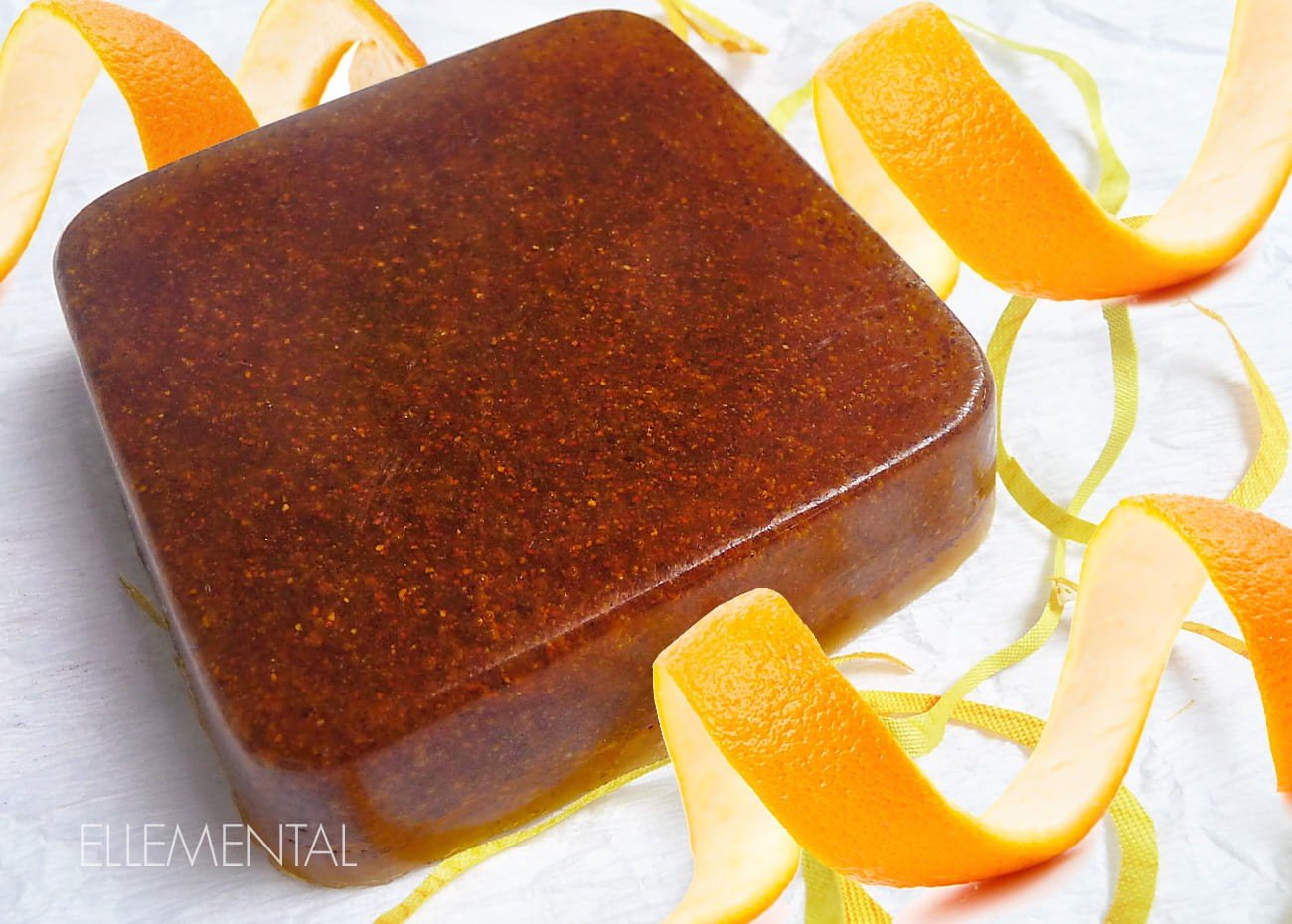Exfoliating soap with urucum and citrus fruits