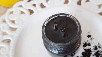 Gesichtsmaske aus Kohle und Kaolin