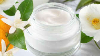Creme für klare Haut mit Arbutin