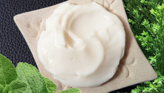 Soothing and moisturising aftershave