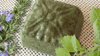 Solid shampoo with nettle and keratin