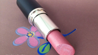 Rouge à lèvres rose français