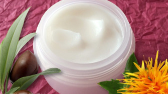 Crema hidratante y antienvejecimiento para el contorno de ojos