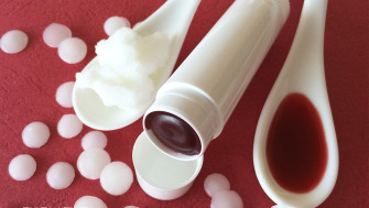 Farbenfroher und duftender Lippenbalsam