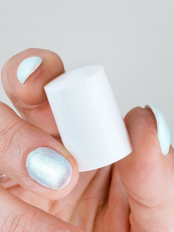 Biała nakrętka do mini szklanych roll-onów o pojemności 10 ml