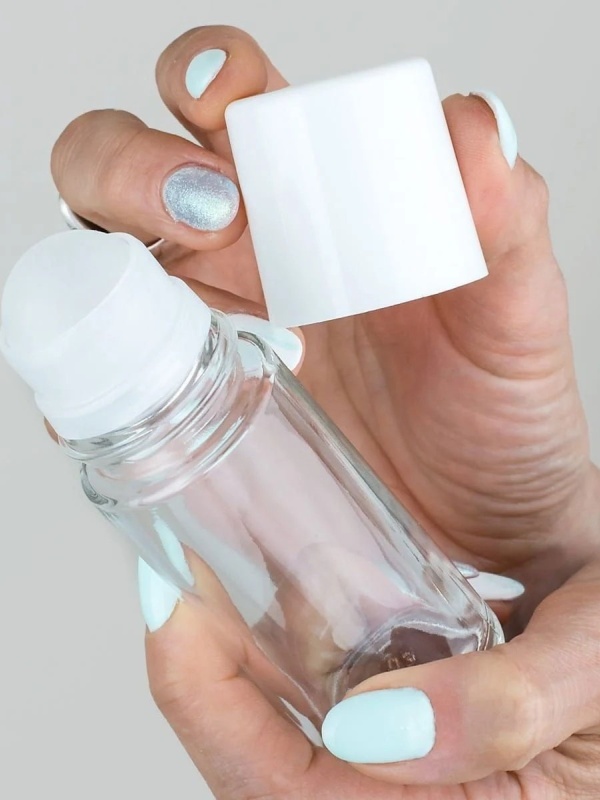 Roll-on in vetro con sfera in plastica 50 ml