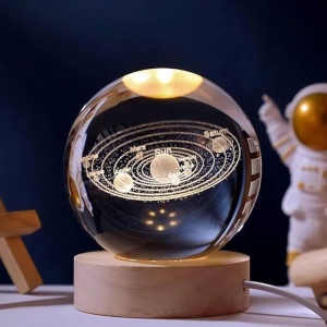 Lampa de Veghe Glob de Cristal 3D - Planete, baza de lemn, lumina calda #JJ5193 - Img 3
