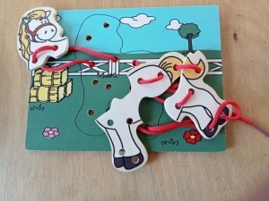 Puzzle din 3 piese de șiretuit din lemn: Căluț #JJ5090 - Img 4