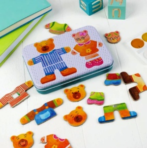 Puzzle Magnetic din Lemn Imbraca Familia Ursuletilor, in Cutie Metalica, 35piese #JJ5653