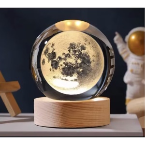 Lampa de Veghe Glob de Cristal 3D - Luna, baza de lemn, lumina calda #JJ5192