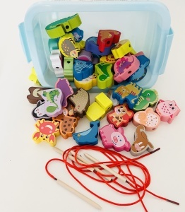 Joc de Snuruit cu 42 Margele din Lemn, tip Montessori, 4 sireturi, cutie de depozitare #JJ5080 - Img 10