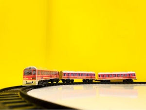 Set circuit Tren Electric cu Locomotiva si 2 Vagoane, City Train, Lumini si Sunete, 17 piese #JJ5273 - Img 7