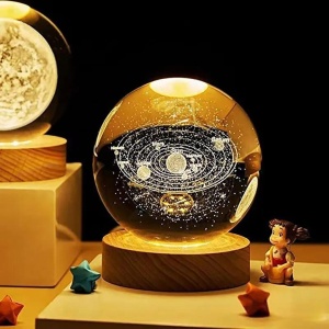 Lampa de Veghe Glob de Cristal 3D - Planete, baza de lemn, lumina calda #JJ5193