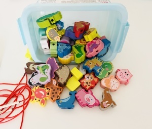 Joc de Snuruit cu 42 Margele din Lemn, tip Montessori, 4 sireturi, cutie de depozitare #JJ5080 - Img 2