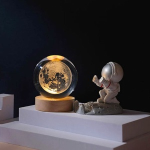 Lampa de Veghe Glob de Cristal 3D - Luna, baza de lemn, lumina calda #JJ5192 - Img 2