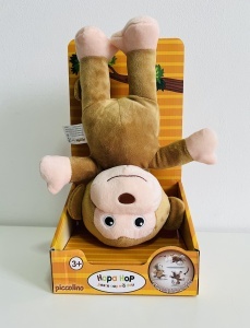 Maimutica “Hopa Hop, Peste Cap ma dau”, Jucarie Interactiva de Plus, 30 cm #JJ5473