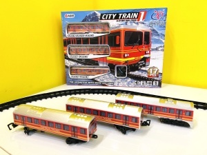 Set circuit Tren Electric cu Locomotiva si 2 Vagoane, City Train, Lumini si Sunete, 17 piese #JJ5273