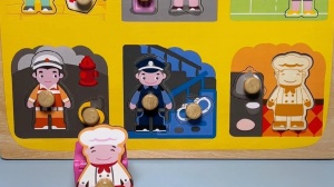 Puzzle Incastru Montessori din Lemn cu Maner: Meserii, 9 piese #JJ5326 - Img 2