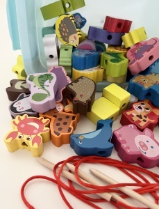 Joc de Snuruit cu 42 Margele din Lemn, tip Montessori, 4 sireturi, cutie de depozitare #JJ5080 - Img 5