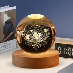 Lampa de Veghe Glob de Cristal 3D - Planete, baza de lemn, lumina calda #JJ5193 - Img 2