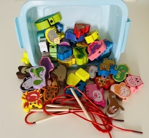 Joc de Snuruit cu 42 Margele din Lemn, tip Montessori, 4 sireturi, cutie de depozitare #JJ5080 - Img 7