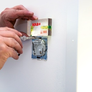 Nivelă sticla acrilica ( Boloboc ) pentru electricieni R100, 2 bule, 10cm - Sola-01622101 - Img 2