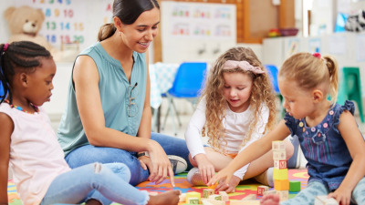 Învățarea prin joc: cum poți sprijini dezvoltarea copilului tău cu ajutorul Hobik Toys