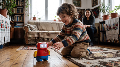 La ce vârstă e potrivit un robot interactiv și ce verifici înainte să-l cumperi
