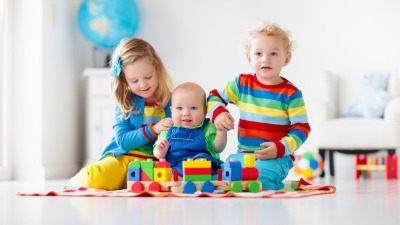 Cum să Alegi Jucăria Potrivită pentru Diferite Etape de Dezvoltare ale Copilului cu Jucăriile de la Hobik Toys