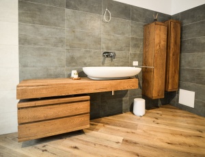 Set Mobilier baie Alexandros Stejar Masiv, blat lavoar cu sertare si 2 dulapuri - Img 2