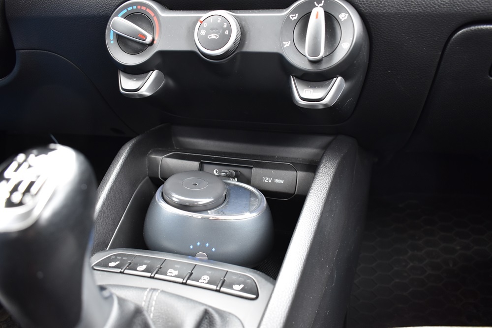 Odorizant auto Autonom in suportul din fata al masinii