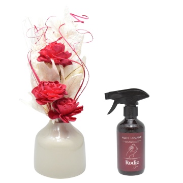 Aranjament floral 3 flori Trandafir red + cadou spray Rodie Chic din gama Note Urbane