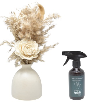 Aranjament floral White Glow + cadou spray Spirit Rebel din gama Note Urbane
