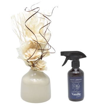 Aranjament floral 3 flori Natur + spray cadou Vanilie Nocturna din gama Note Urbane