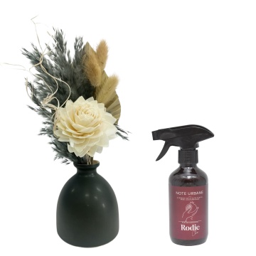 Aranjament floral Gray Elegance + cadou spray ambiental Rodie Chic din gama Note Urbane