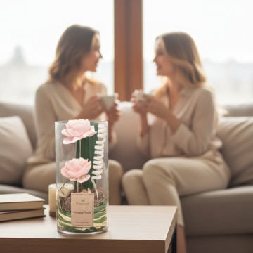 Aranjament floral roz in cilindru de sticla pentru living sau birou