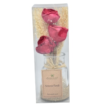 aranjament floral rosu in vas de sticla si ambalaj de plastic pentru decor modern