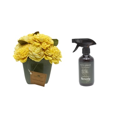 Aranjament floral Sunshine Bliss + cadou spray ambiental Reverie Citadina din gama Note Urbane