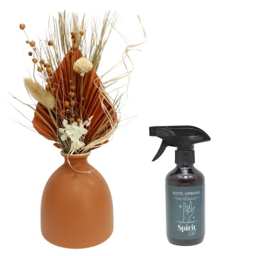 Aranjament floral Orange Mood + spray cadou Spirit Rebel din gama Note Urbane