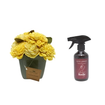 Aranjament floral Sunshine Bliss + cadou spray ambiental Rodie Chic din gama Note Urbane