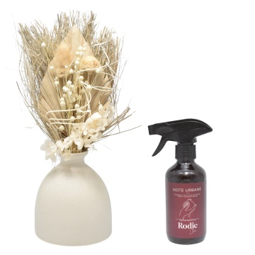 Aranjament floral White Bliss + cadou spray ambiental Rodie Chic din gama Note Urbane