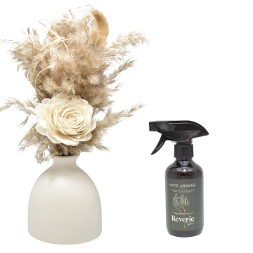 Aranjament floral White Glow + cadou spray Reverie Citadina din gama Note Urbane