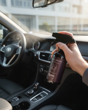parfum auto cu violete și vanilie pentru atmosferă elegantă