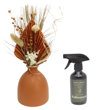 Aranjament floral Orange Mood + spray cadou Rafinament Exclusiv din gama Note Urbane