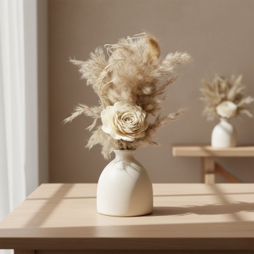 aranjament floral trandafir White Glow pentru decor minimalist acasa sau birou