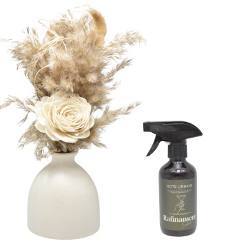 Aranjament floral White Glow + cadou spray Rafinament Exclusiv din gama Note Urbane