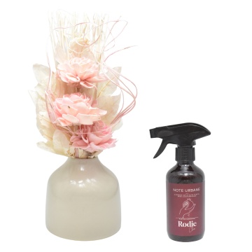 Aranjament floral 3 flori Pink - Trandafir + spray cadou Rodie Chic din gama Note Urbane