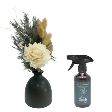 Aranjament floral Gray Elegance + cadou spray ambiental Spirit Rebel din gama Note Urbane